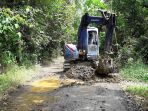 jalan-di-bitahan-miawa-tapin-diperbaiki_20180830_120209.jpg