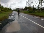 jalan-rasa-stagen-rusak-parah_20180529_162507.jpg