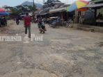 jalan-rusak-di-kompleks-pasar-kemakmuran-kabupaten-kotabaru-5102020.jpg