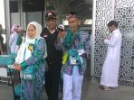 jamaah-haji-asal-embarkasi-ujung-pandang-makassar-tiba-di-bandara-amir-muhammad-bin-abdul-aziz_20150822_163438.jpg