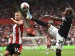 james-ward-prowse-dan-ashley-young-berebutan-bola-pada-pertandingan-southampton.jpg
