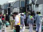 jemaah-haji-datang-di-bandara-adisumarmo-solo_20151004_141141.jpg