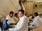 jemaah-haji-kalteng-saat-berada-di-dalam-tenda-ber-ac.jpg