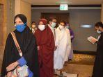 jemaah-umrah-antre-menunggu-test-swab-di-mekkah.jpg