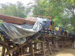 jembatan-ulin-di-Desa-Sungai-Durian-RT-4-Kecamatan-Banua-Lawas-ambruk.jpg