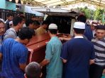 jenazah-almarhum-muhammad-rizky-tiba-di-rumah-orangtuanya-di-loktabat-banjarbaru_20170503_152533.jpg