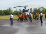 jenazah-korban-airasia-saat-diturunkan-dari-helikopter.jpg