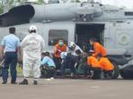 jenazah-penumpang-airasia-qz8501-diturunkan-dari-helikopter-seahawk-milik-as-di-pangkalanbun.jpg