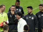 joachim-loew-dan-para-pemainnya-di-sela-latihan_20160630_070416.jpg