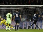 joe-hart-gagalkan-penalti-ibrahimovic_20160407_113852.jpg