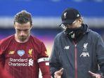 jordan-henderson-dan-juergen-klopp-berbincang-seusai-laga-everton-vs-liverpool.jpg