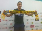 juan-pablo-pino-saat-diperkenalkan-sebagai-pemain-anyar-barito-putera_20180429_085936.jpg