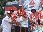 juara-1-event-enduro-independece-day-2019-zainal-fanani-mendapatkan-hadiah.jpg