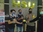 kabagops-polres-hsu-kompol-joko-sutopo-kasubaghumas-iptu-alam-sw-serahkan-masker-ke-ketua-pwi.jpg