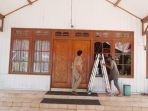 kaca-jendela-rujab-bupati-yang-pecah-diganti_20170814_151414.jpg