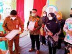 kadinkes-kalsel-hm-muslim-serahkan-penghargaan-dan-hadiah-tabungan-untuk-nakes-teladan.jpg