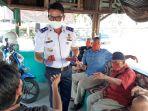 kadis-perhubungan-kota-palangkaraya-alman-pakpahan-membagikan-masker-kepada-warga.jpg