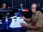 kadisdukcapil-banjar-saat-menyosialisasikan-terkait-pelayanan-kependudukan-di-radio-suara-banjar.jpg