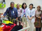 kadiskes-banjar-ikwansyah-kedua-dari-kiri-didampingi-tim-medis-rscm.jpg