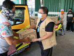kananketua-umum-kkb-pusat-h-yuni-abdi-nur-sulaiman-serahkan-simbolis-paket-sembako.jpg