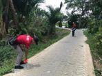 kanit-tipidkor-satreskrim-polres-banjar-ipda-syahrizal-mengukur-jalan-paving-desa-lokbuntar.jpg