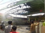 Kanopi Showroom Mobil Hangus Terbakar