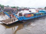 kapal-angkut-truk-di-alalak-utara-banjarmasin-kalsel-09022021.jpg