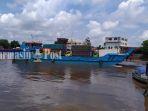 kapal-angkut-truk-jenis-lct-di-alalak-utara-banjarmasin-kalsel-senin-25012021.jpg