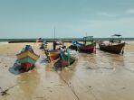 kapal-pencari-ikan-milik-nelayan-pantai-ujung-pandaran-parkir-di-pantai.jpg