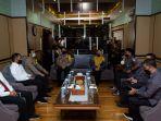 kapolda-dan-jajaran-saat-bertemu-dengan-jajaran-bawaslu-kalsel.jpg