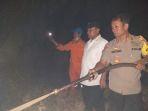 kapolda-kalsel-irjen-pol-yazid-fanani-datang-kelokasi-dan-ikut-memadamkan-api.jpg