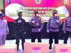 kapolda-kalteng-irjen-pol-dedi-prasetyo-saat-menyerahkan-apd.jpg