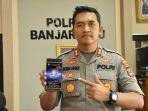 kapolres-banjarbaru-akbp-doni-hadi-santoso-memperlihatkan-aplikasi-siharat-versi-terbaru.jpg