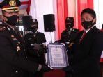 kapolres-banjarbaru-memberikan-penghargaan.jpg