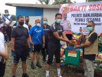 kapolres-banjarbaru-serahkan-bantuan-untuk-korban-angin-puting-beliung.jpg