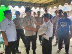 kapolres-hsu-akbp-pipit-subiyanto-saat-serahkan-bantuan.jpg