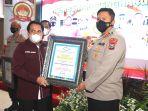 kapolres-kotabaru-akbp-m-gafur-aditya-harisada-siregar-sik-menerima-penghargaan-rekor-muri.jpg