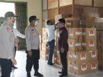 kapolres-tabalong-akbp-m-muchdori-saat-cek-gudang-logistik-kpu-tabalong.jpg