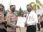 kapolres-tabalong-akbp-riza-muttaqin-berikan-penghargaan-ke-personelnya.jpg