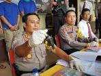 kapolres-tanahlaut-akbp-sentot-adi-dharmawan-memperlihatkan-senjata-api-rakitan.jpg