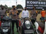 kapolres-tapinsaat-mengecek-barang-bukti-kendaraan1.jpg