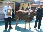 kapolresta-banjarmasin-kombes-pol-sumarto-menyerahkan-hewan-qurban.jpg