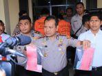 kapolresta-banjarmasin-kombes-pol-sumarto-tengah-sedang-memperlihatkan-barang-bukti.jpg
