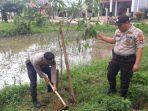 kapolsek-angsana-iptu-h-tony-haryono-semm-melakukan-penanaman-pohon.jpg