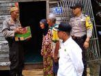 kapolsek-kapuas-hilir-memberikan-tali-asih.jpg