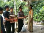 kapolsek-sungai-raya-ipda-samsi-memberikan-sembako-polres-hss_20170903_154612.jpg