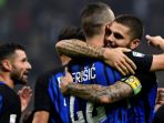 kapten-inter-milan-mauro-icardi-kanan-memeluk-ivan-perisic_20180217_055025.jpg