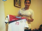 kapten-martapura-fc-isnan-ali-menunjukkan-jersey.jpg