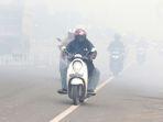 karhutla-kalsel-Pengendara-menembus-kabut-asap-di-Pengayuan-banjarbaru-kalsel-24062023.jpg