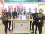 karyawan-arthomoro-menunjukan-oppo-f5_20171126_192308.jpg